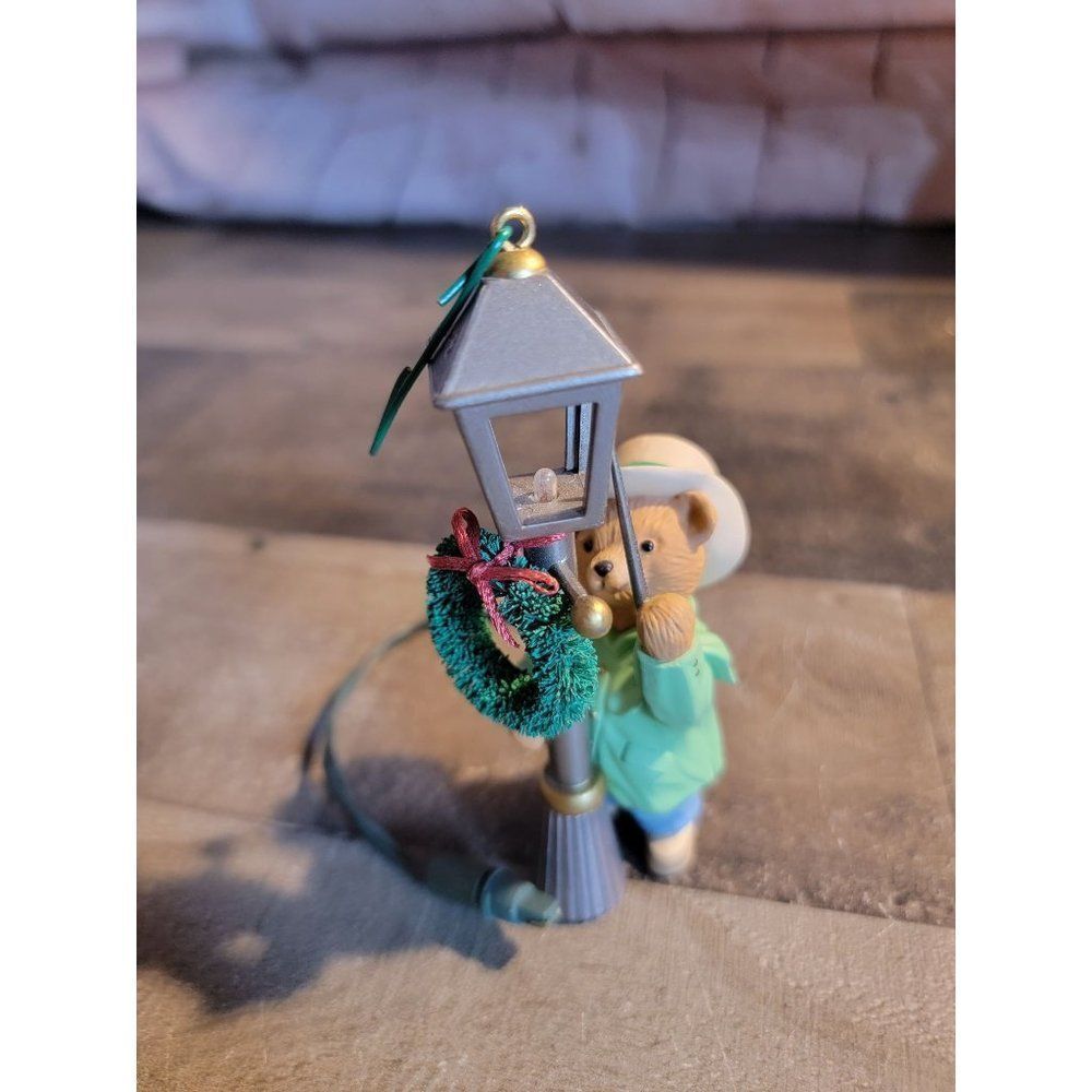 Hallmark the lamp lighter bear street lamp ornament xmas 1993 holiday